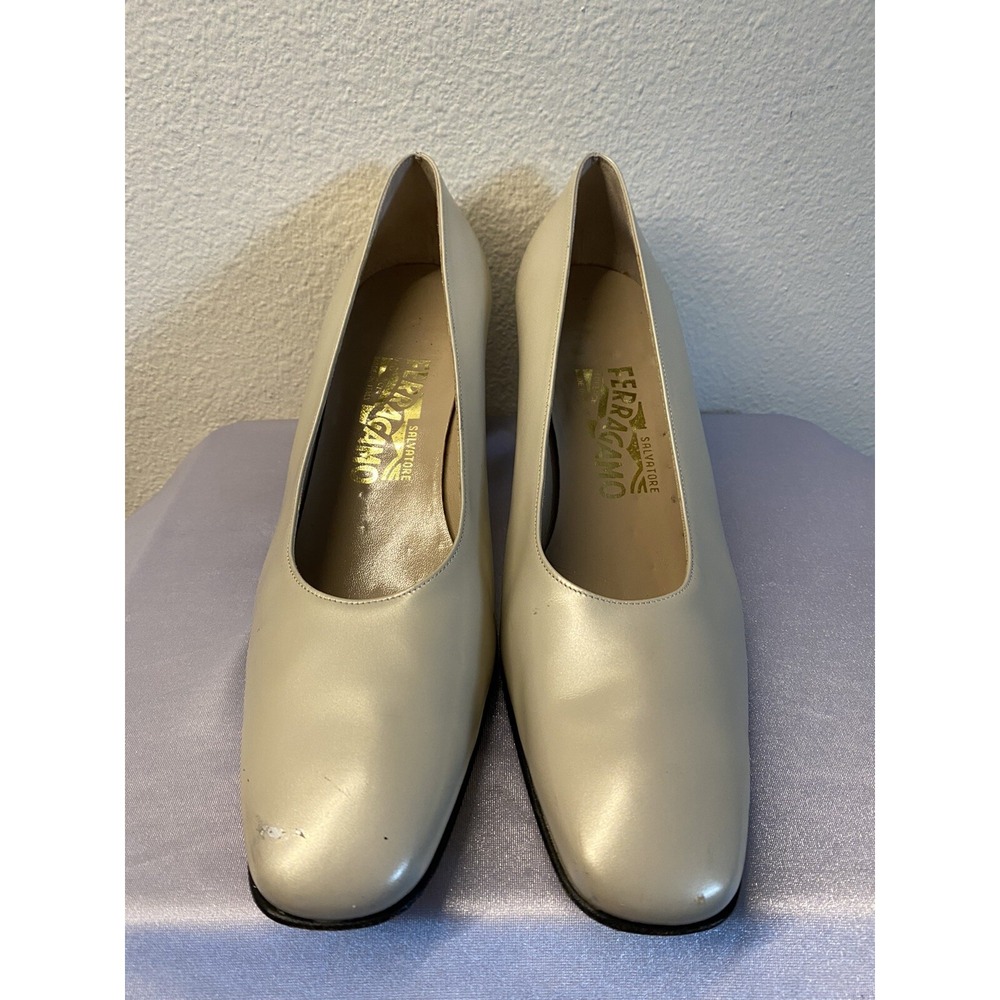 Salvatore Ferragamo Woman Shoes # DE 43248-067 Low Heel Sz 9.5 AA Pumps Beige